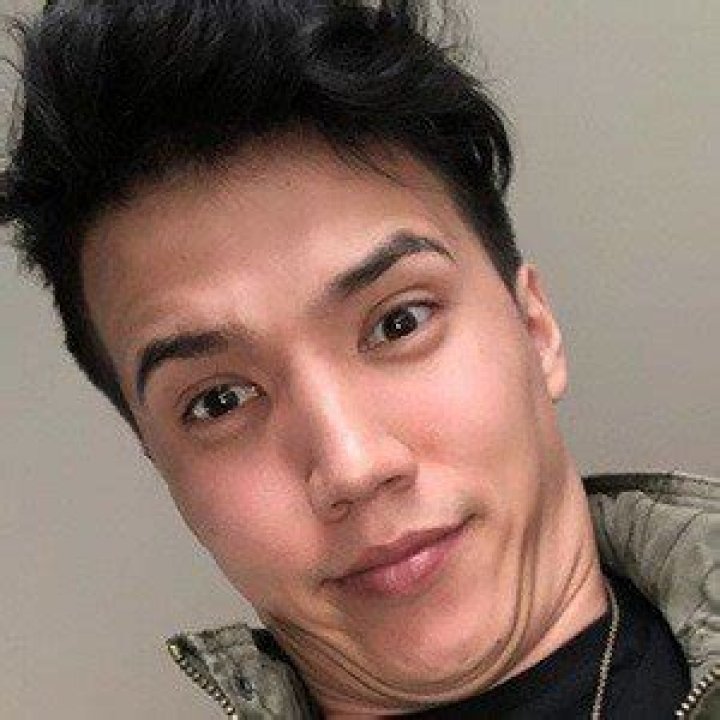 Aaron Burriss (YouTube Star) - Age, Birthday, Bio, Facts, Family, Net Worth, Height & More