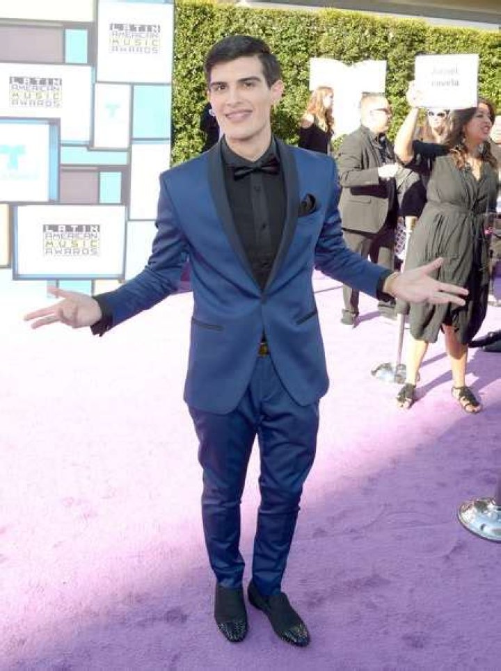 Adriel Favela Bio, Wiki, Age, Height, Wife, Son, Songs and Net Worth