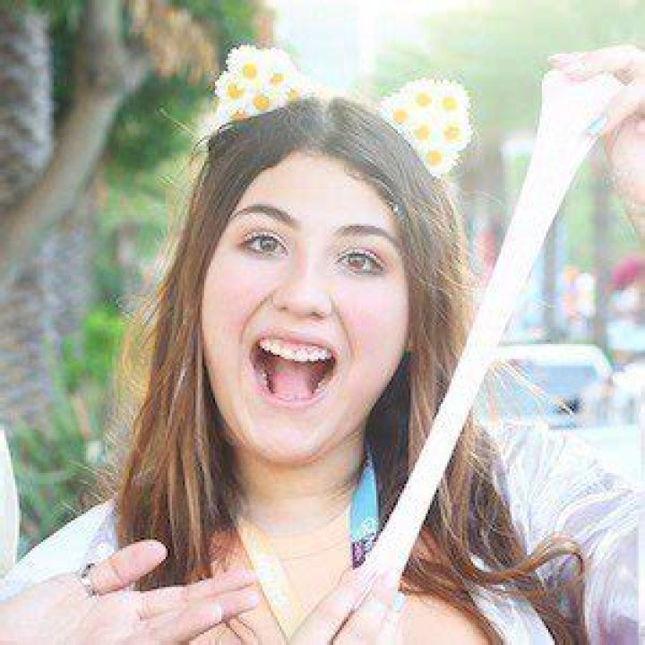 Ameerah Navalua (YouTube Star) - Age, Birthday, Bio, Facts, Family, Net Worth, Height & More