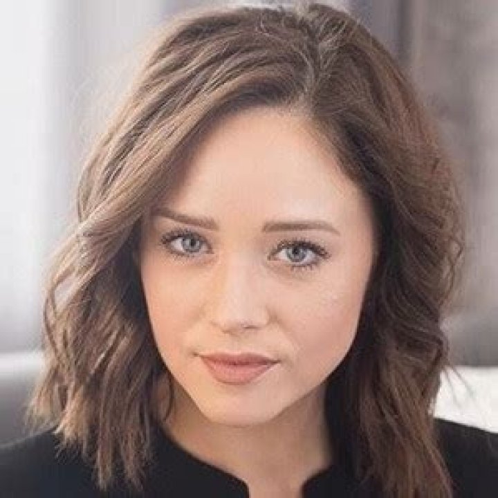 Amy Landino (Blogger) - Age, Birthday, Bio, Facts, Family, Net Worth, Height & More