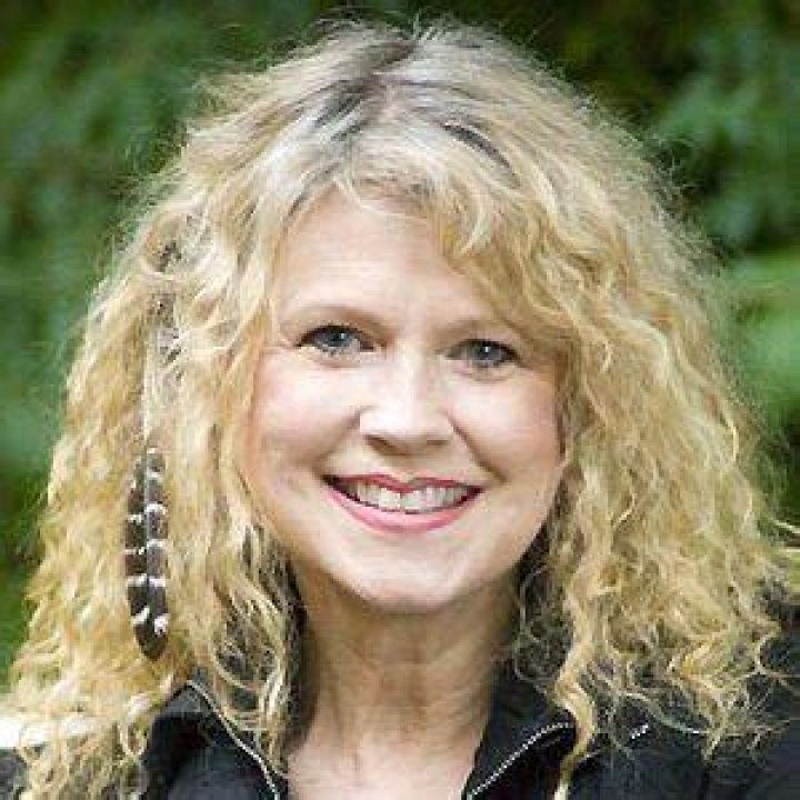 Becky Hobbs (Country Singer) - Age, Birthday, Bio, Facts, Family, Net Worth, Height & More