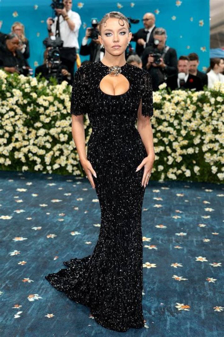 BombshellLili Reinhart Stuns In Red At The 2019 Golden Globes