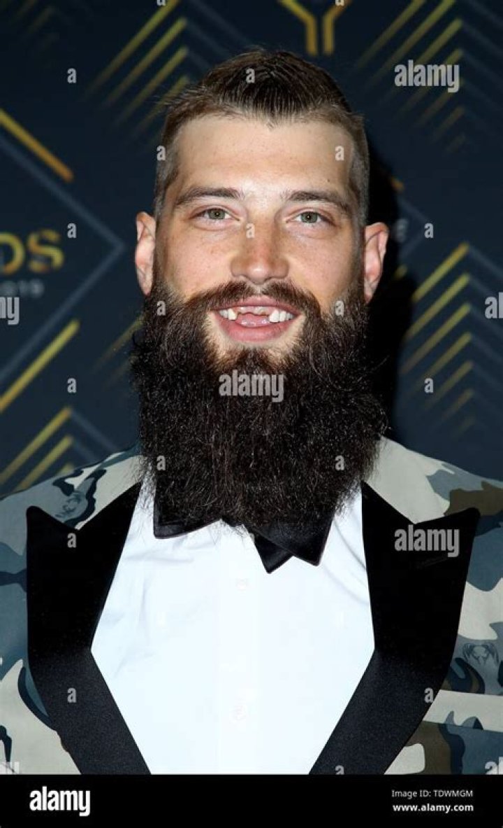 Brent Burns Age, Wiki, Biography, Wife, Children, Salary, Net Worth, Parents
