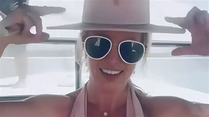 Britney Spears Flaunts Her Slim Figure in a Bikini While on Vacation in Hawaii!