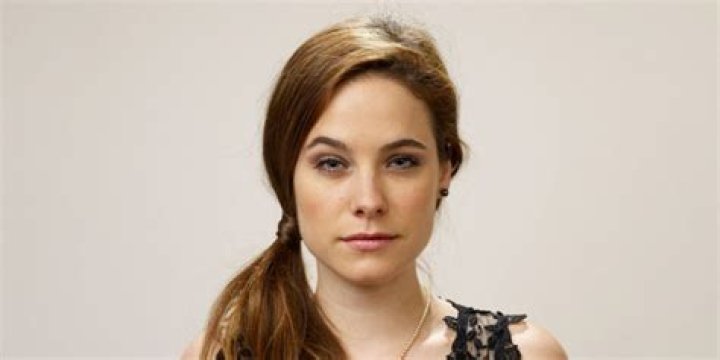 
Caroline Dhavernas (Hannibal) Wiki Bio, husband, net worth, family 