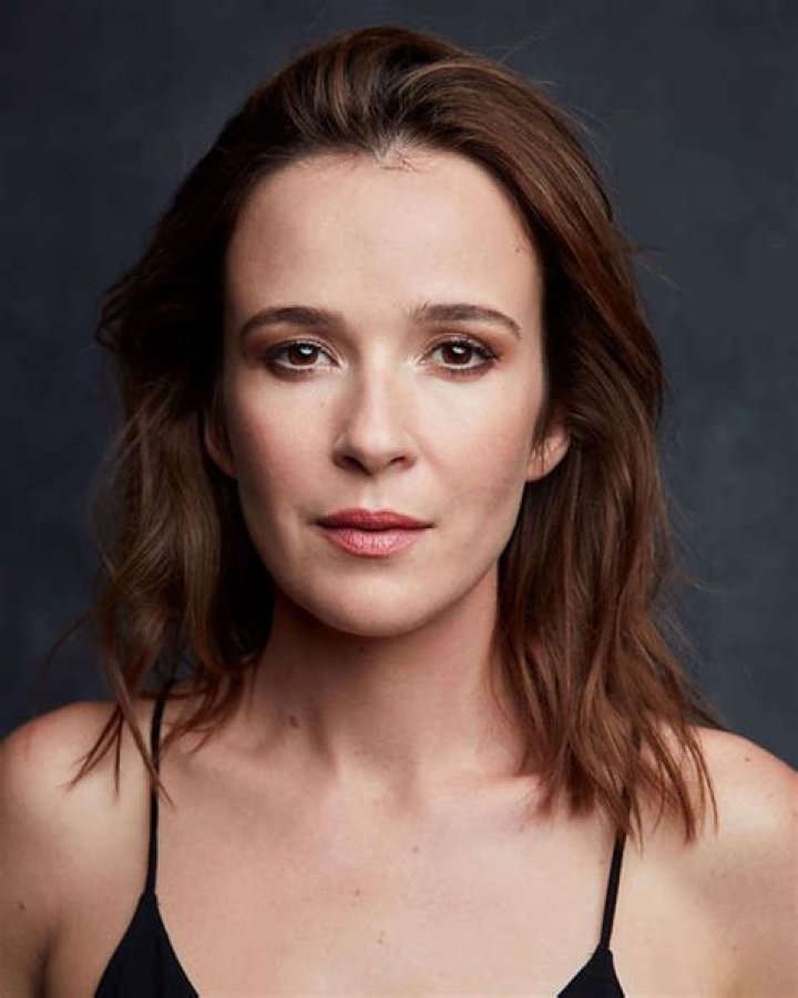 Claire van der Boom (TV Actress) - Age, Birthday, Bio, Facts, Family, Net Worth, Height & More
