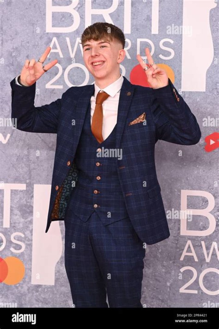 Dan Rhodes (Magician) - Age, Birthday, Bio, Facts, Family, Net Worth, Height & More