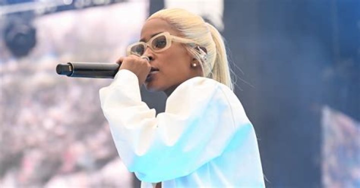 Dej Loaf Shares A Hug With Lil Wayne On Stage: Watch