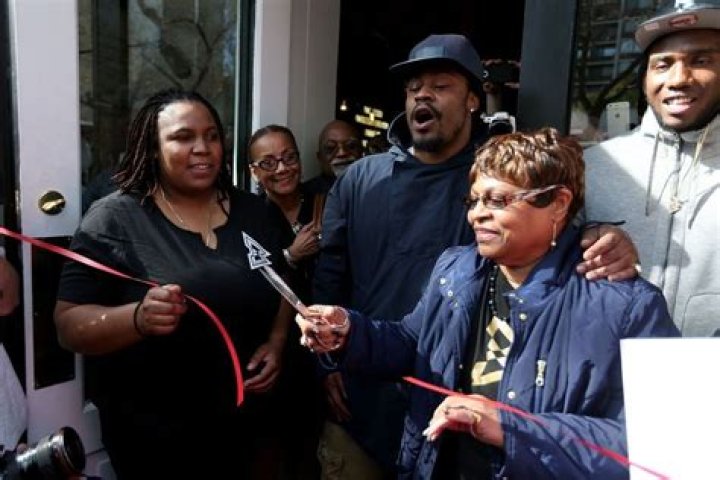 Did Marshawn Lynch buy his mom a house? What kind of car does Marshawn Lynch Drive? Is Marshawn Lynch Filipino?