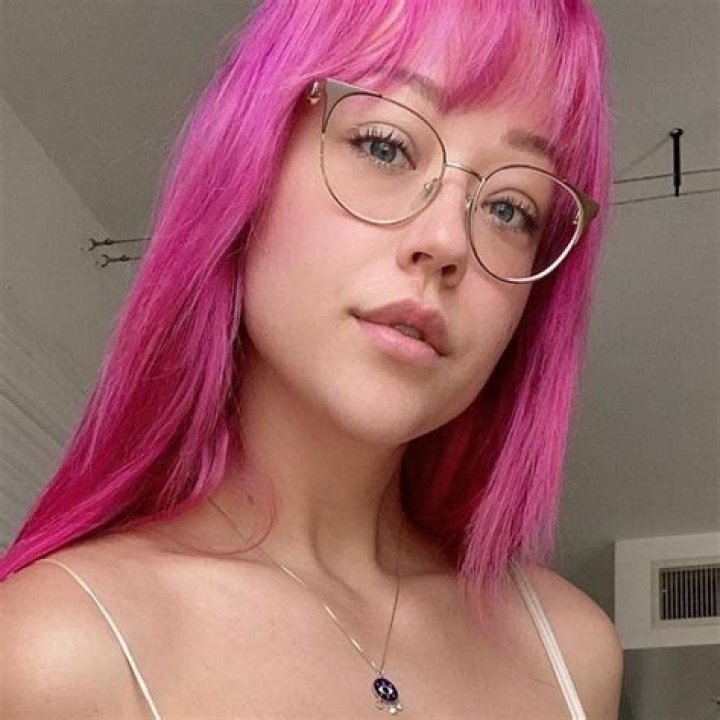 Dolly Fox (Instagram Star) - Age, Birthday, Bio, Facts, Family, Net Worth, Height & More