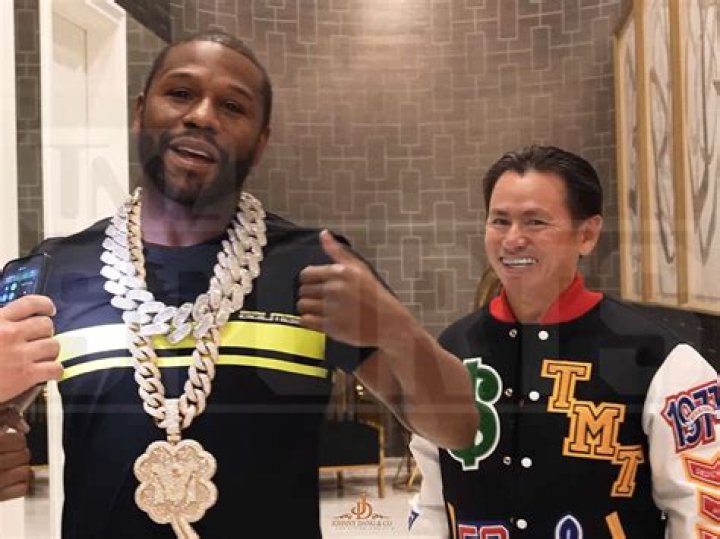 Floyd Mayweather Cops Massive $1 Million Chain From Johnny Dang