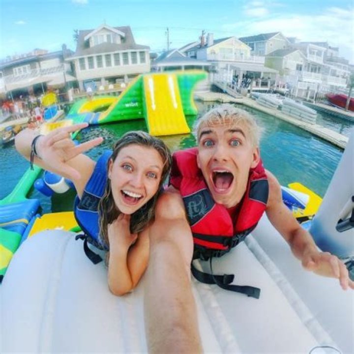 Grace Sharer Bio | Age, Wiki, Net worth, Brother, Height, Boyfriend?|