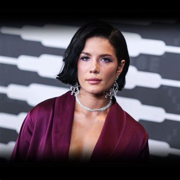 Halsey (Pop Singer) - Age, Birthday, Bio, Facts, Family, Net Worth, Height & More