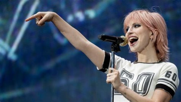 Hayley Williams (Rock Singer) - Age, Birthday, Bio, Facts, Family, Net Worth, Height & More