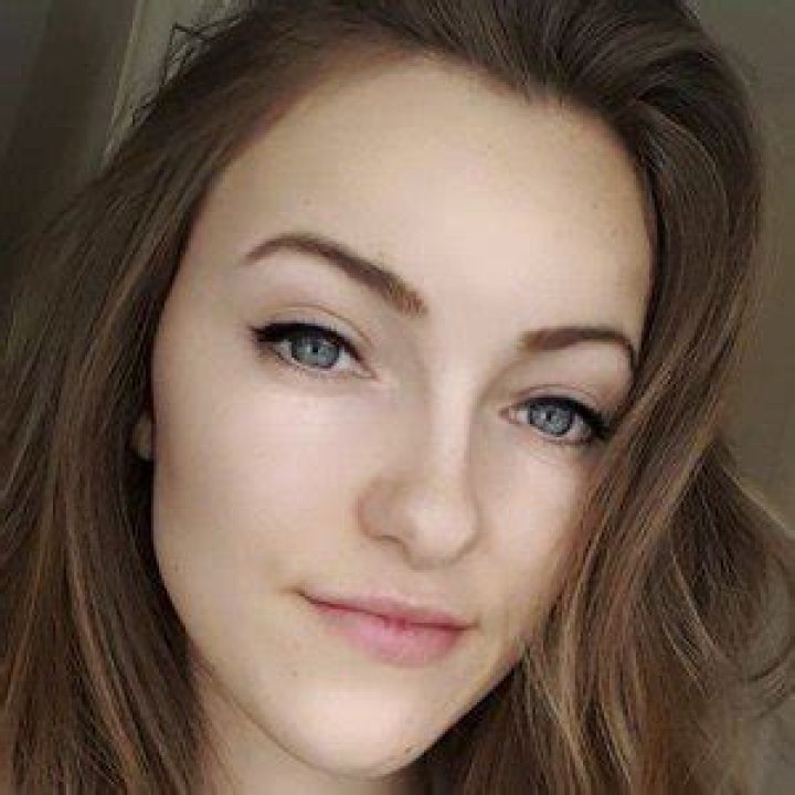 Holly Earith (YouTube Star) - Age, Birthday, Bio, Facts, Family, Net Worth, Height & More