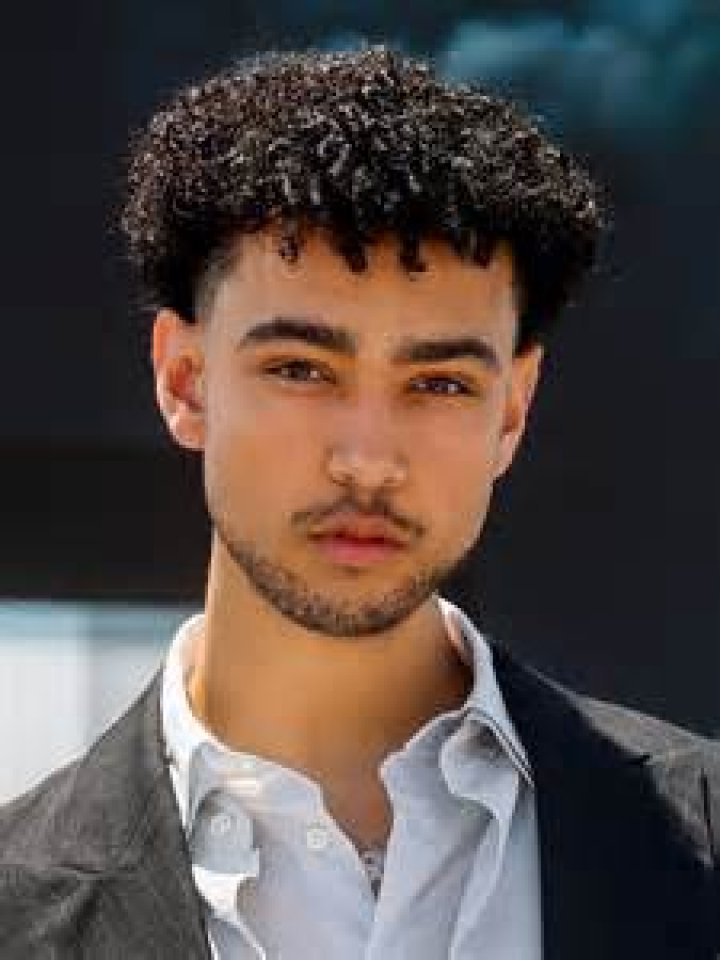 How tall is Archie Madekwe