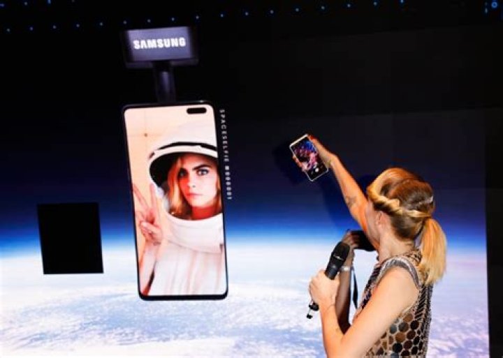 How To Get Cara Delevingne’s Gorgeous Samsung Space Selfie Look And Send Your Own Selfie To Space
