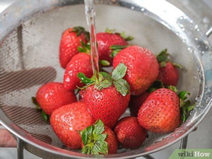 How to wash strawberries with salt