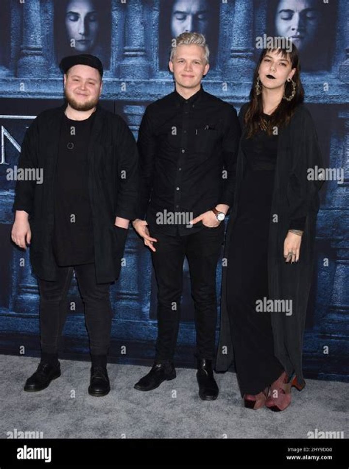 Is Nanna Bryndís Hilmarsdóttir in a relationship?