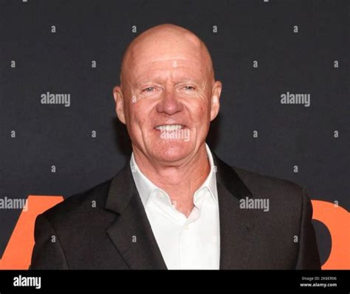 James Jude Courtney biografía, edad, altura, esposo, net worth, familia