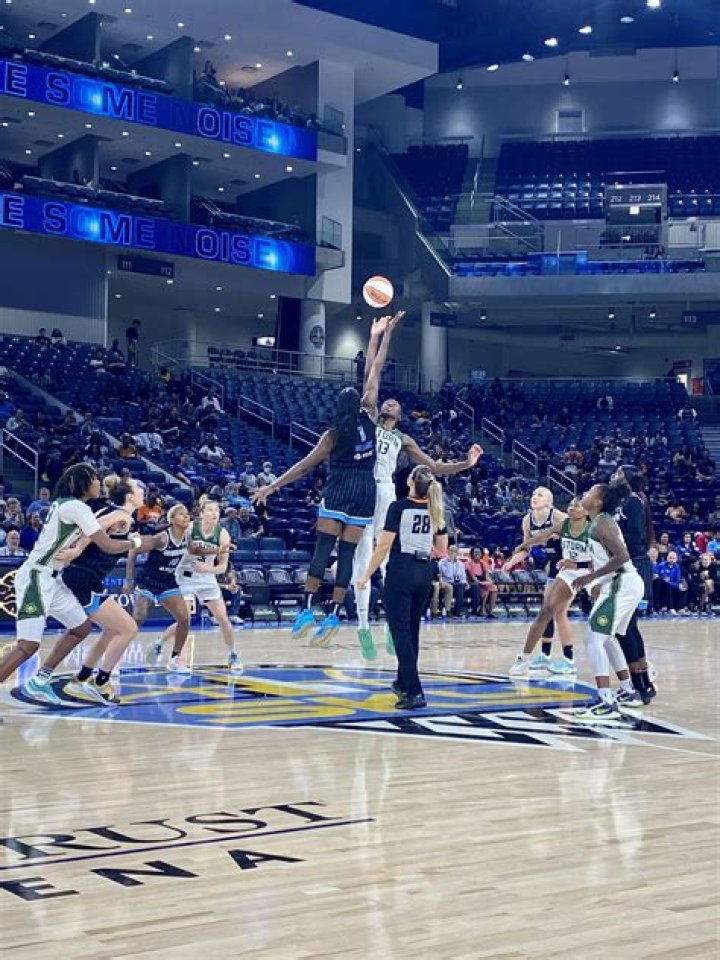 Jay Z & Beyonce Sit Courtside At Nets Vs. Heat Game Monday Night