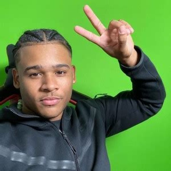 JustFanum Net Worth and Earnings