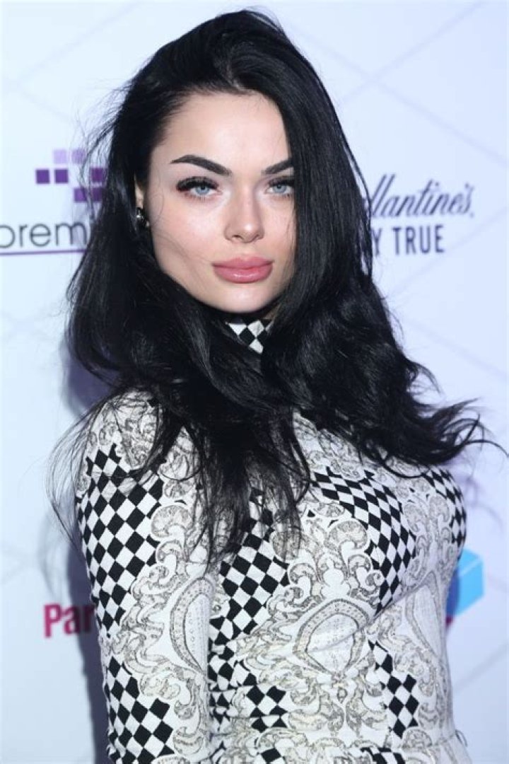 Kamila Smogulecka (Zusje) Wiki, Bio, Height, Age, Husband, Parents, Ethnicity, Net Worth & More