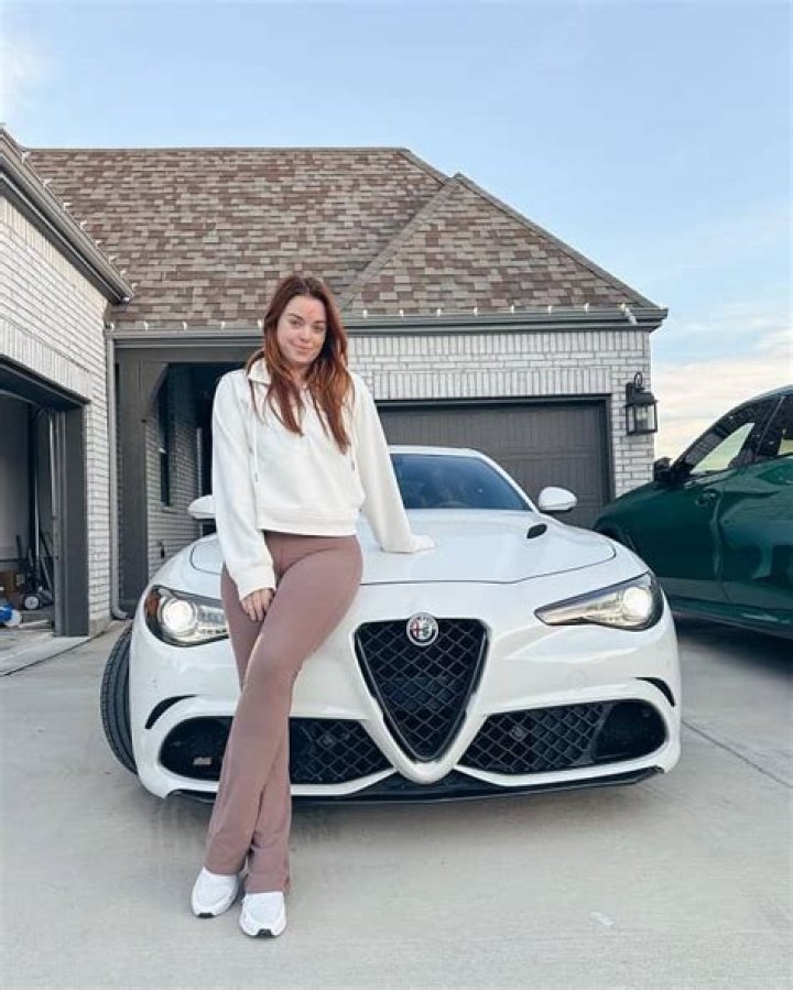 Kelley Lorraine (TikTok Star) - Age, Birthday, Bio, Facts, Family, Net Worth, Height & More