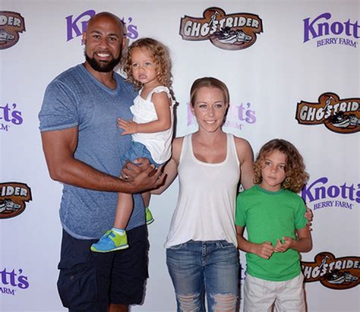 Kendra Wilkinson Gets “Drunk” After Filing for Divorce From Hank Baskett