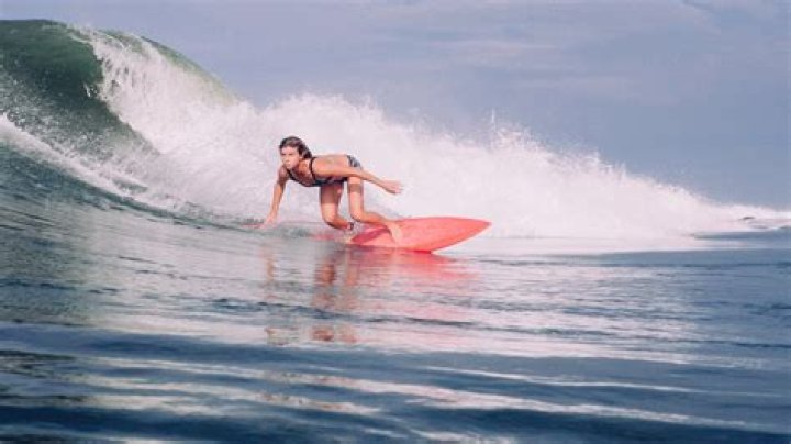 Leah Dawson (Surfer) - Age, Birthday, Bio, Facts, Family, Net Worth, Height & More