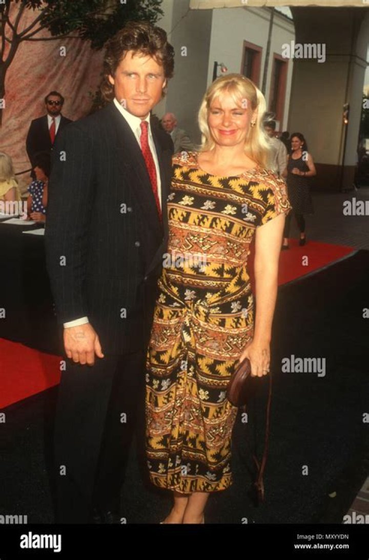 Leigh McCloskey (TV Actor) - Age, Birthday, Bio, Facts, Family, Net Worth, Height & More