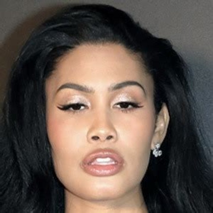 Leyna Bloom (Model) - Age, Birthday, Bio, Facts, Family, Net Worth, Height & More