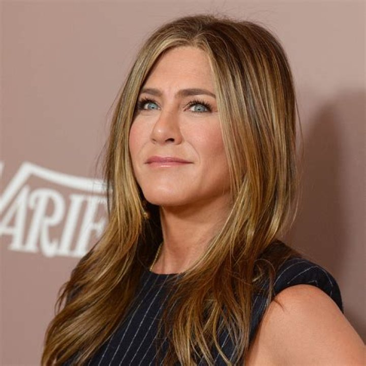 Mayim Bialik Shares a Photo of Jennifer Aniston Pre-Nose Job! — See the Pic