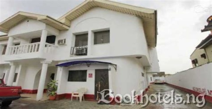Million Dollar Hotel, Gbagada