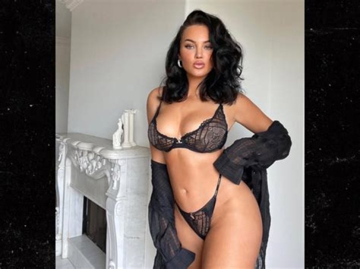 Natalie Halcro (Model) - Age, Birthday, Bio, Facts, Family, Net Worth, Height & More