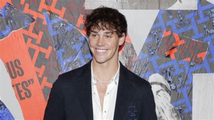 Noah Beck (TikTok Star) - Age, Birthday, Bio, Facts, Family, Net Worth, Height & More