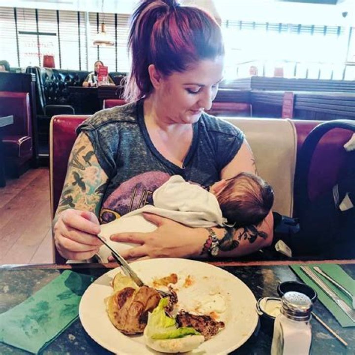 Photo of a Woman Breastfeeding in a Crowded Restaurant Goes Viral!