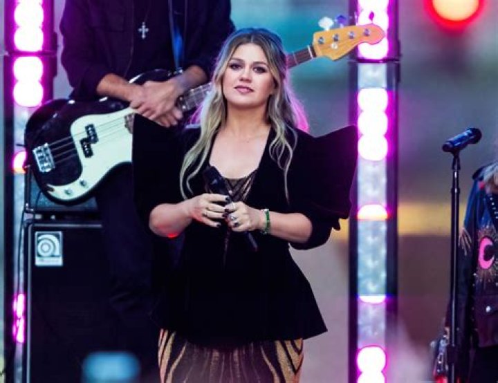 Piece by Piece! Inside Kelly Clarkson’s Unique Relationships With Her Parents and 2 Siblings