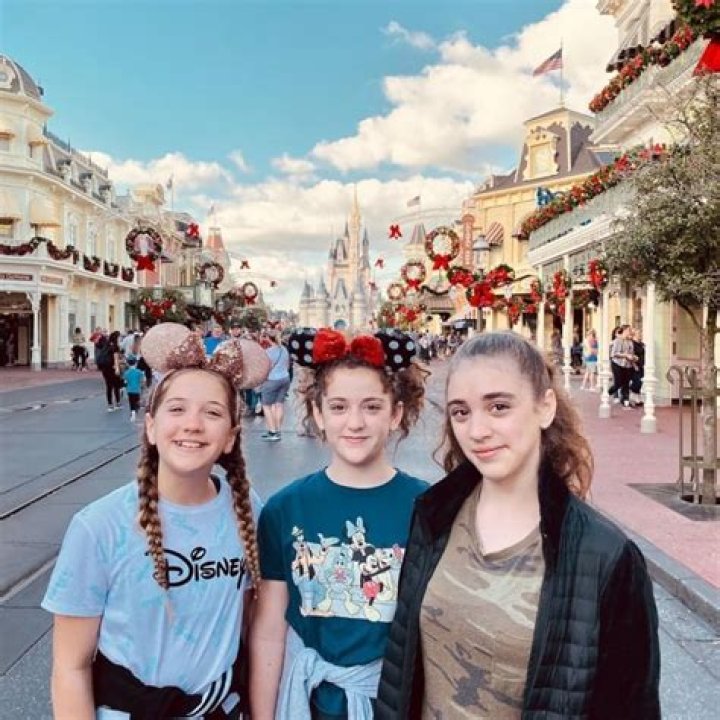 Rachel CraftyGirls (YouTube Star) - Age, Birthday, Bio, Facts, Family, Net Worth, Height & More