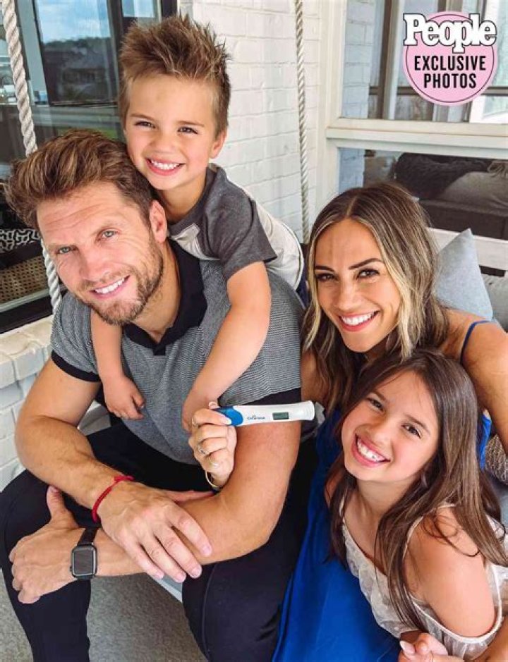 REPORTEllie Kemper Pregnant With Baby No. 1