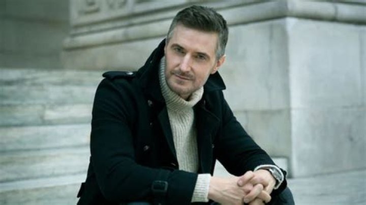 Richard Armitage’s Partners: Does He Have a Girlfriend? Who Is He Married to?