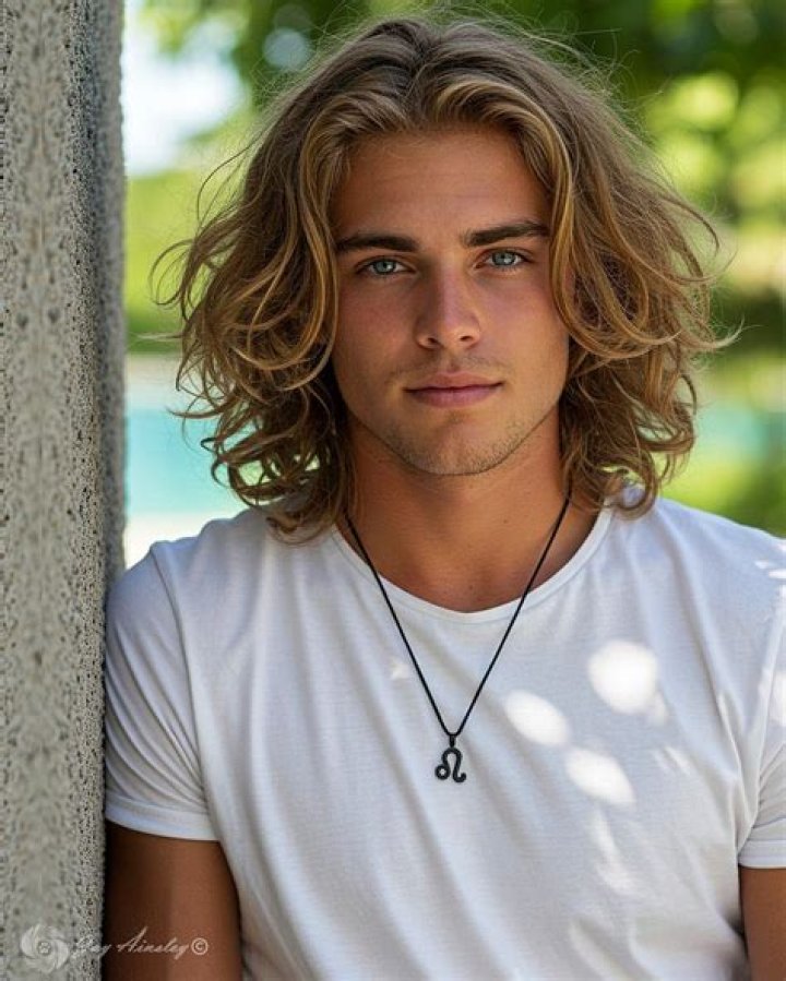 Robert Dobbs (Pop Singer) - Age, Birthday, Bio, Facts, Family, Net Worth, Height & More