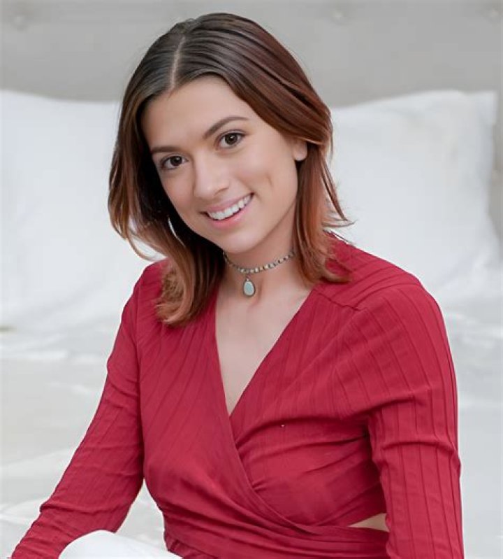 Sara Gilbert (TV Actress) - Age, Birthday, Bio, Facts, Family, Net Worth, Height & More