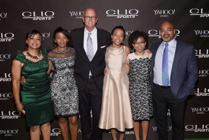 Scott Van Pelt (Sportscaster) - Age, Birthday, Bio, Facts, Family, Net Worth, Height & More