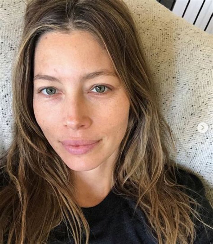 See All Your Favorite Celebrities Without Makeup — You Won’t Believe the Difference!