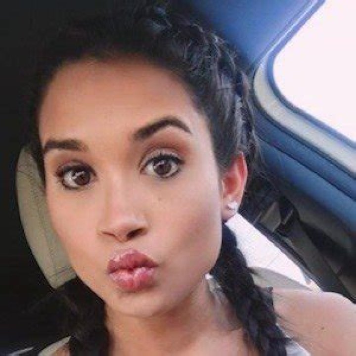 Sinead De Vries (TV Show Host) - Age, Birthday, Bio, Facts, Family, Net Worth, Height & More