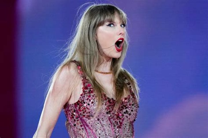 Taylor Swift Changes Lyrics To Shout Out Travis Kelce During Buenos Aires Concert