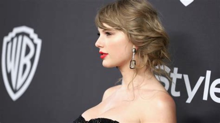 Taylor Swift Sparks Boob Job Rumors At The 2019 Golden Globes
