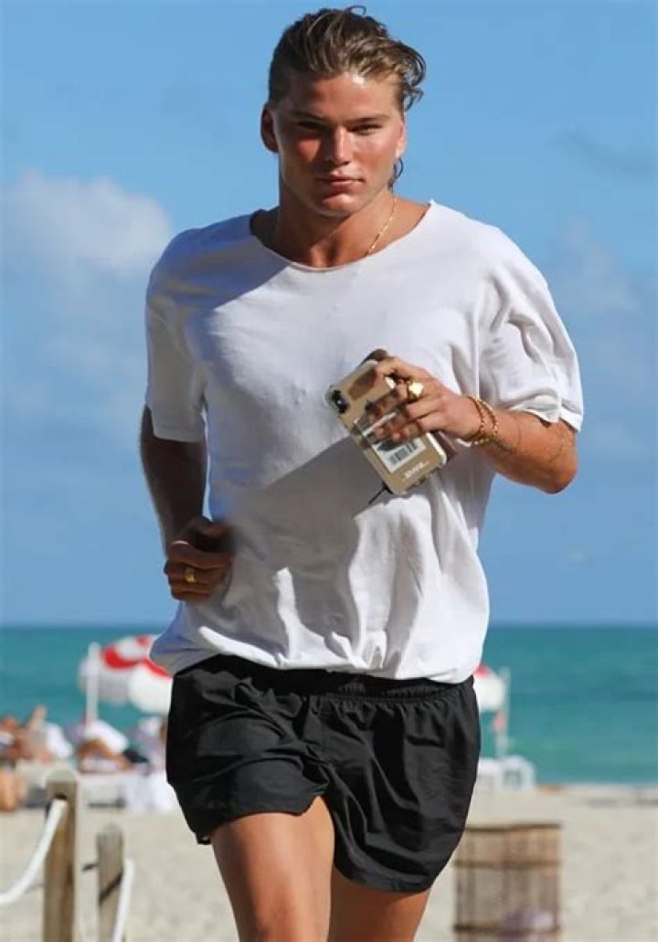 
Trent Barrett Height, Weight, Net Worth, Age, Birthday, Wikipedia, Who, Nationality, Biography 