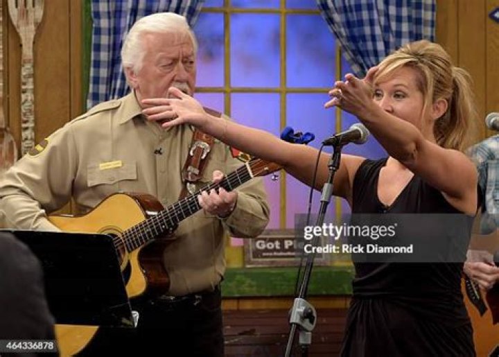 What Is Teea Goans’s Age? How Old Is The Singer